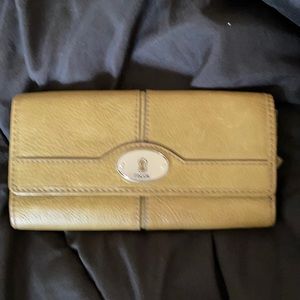 Women’s Fossil Wallet. (Light Green)